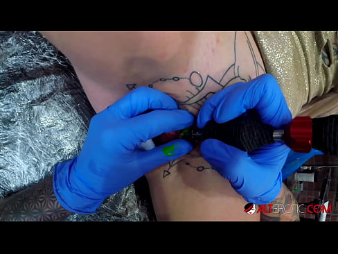 ❤️ Keçika pir tattookirî Sully Savage tattooek li ser klîtorê xwe kir. ☑ Kalîteya seksê li ku.nicepornphotos.ru